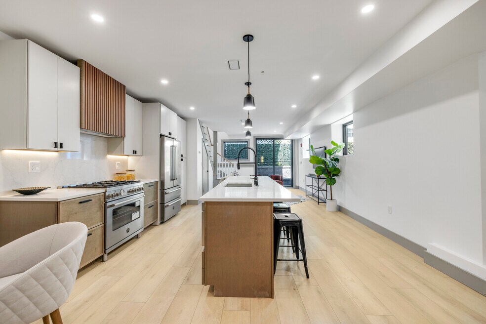 566 E 3rd St unit 1, Boston, MA 02127 - photo 1