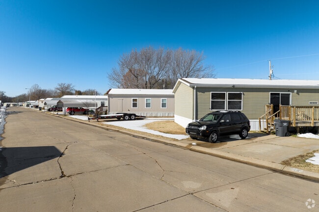 Mobile homes are also very common in Oaklawn.