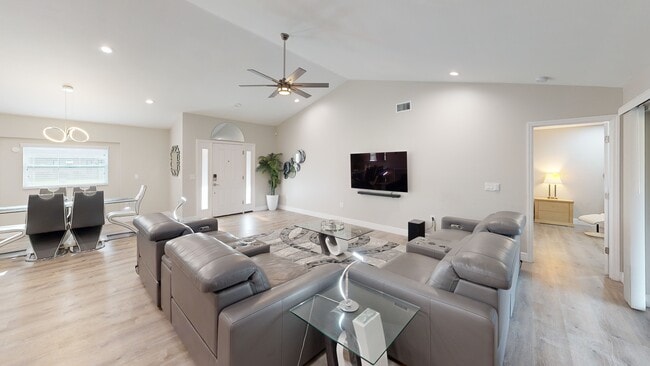 618 Eastpointe Ct, Sarasota, FL 34232 - photo 3