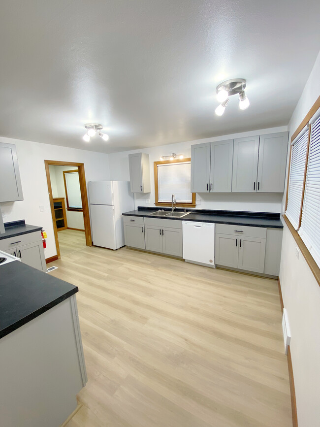 8009 University Ave, Cedar Falls, IA 50613