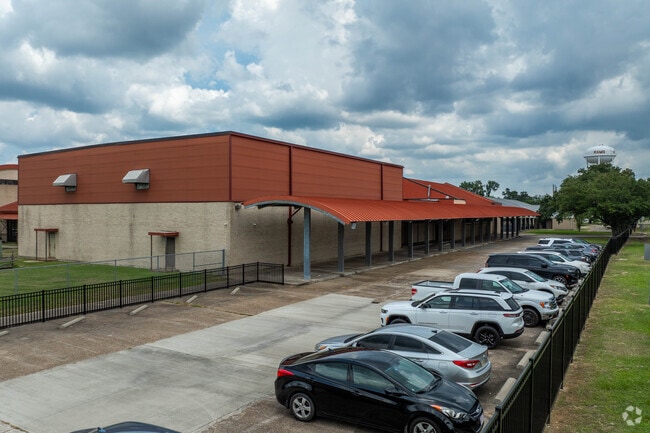 S.P. Arnett Middle has a student-teacher ratio of 16:1.