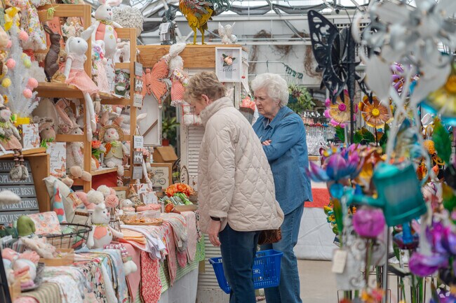 White Bear Floral Shops provides Kohlman Lake locals shop White Bear Floral for garden décor.
