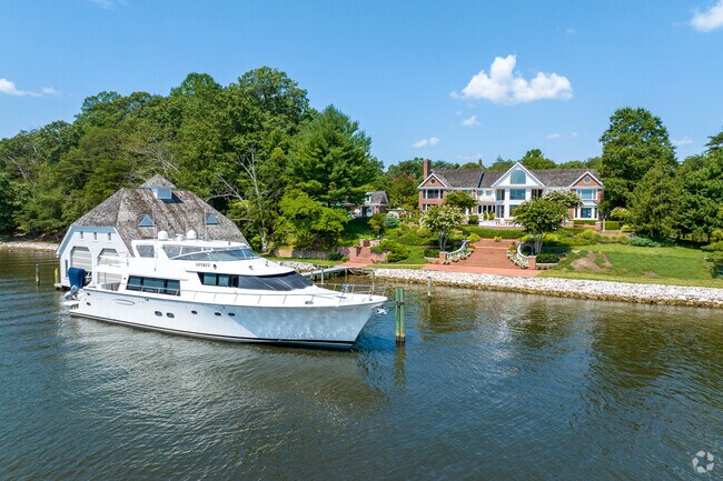 Big homes with nice boats live in Arden on the Severn.