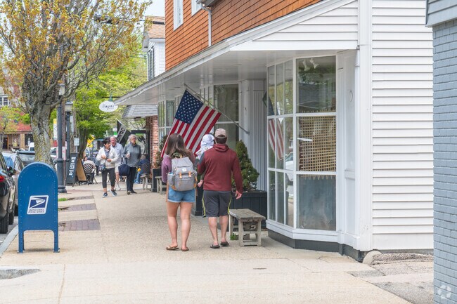 Wickford Village with all the shops and restaurants is a short drive from Allenton.