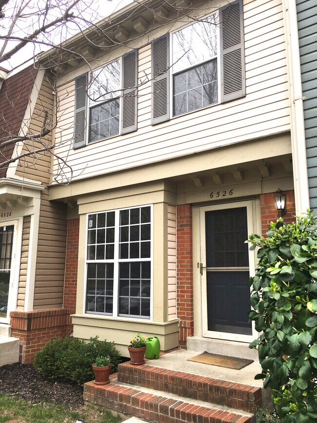 6526 Medinah Ln, Alexandria, VA 22312