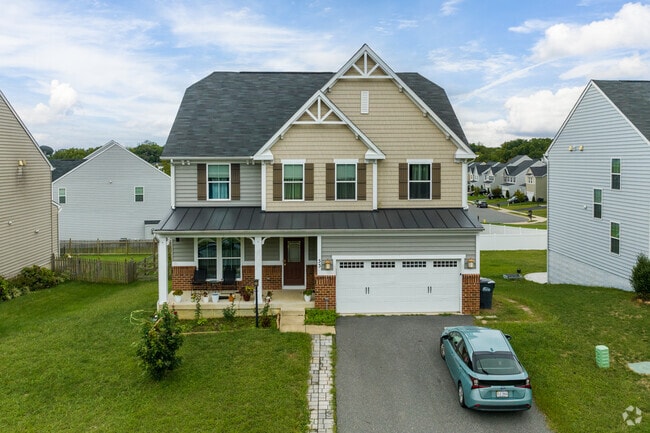 Many homes in Leeland feature covered porches.
