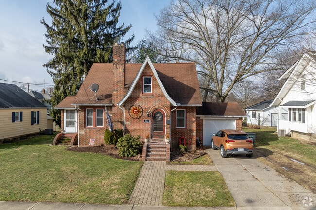 Older bungalows are popular with residents of Wadsworth.