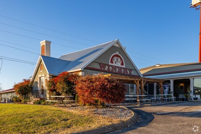 Sumner Crest Winery provides the Orlinda community with delicious strawberry wines.