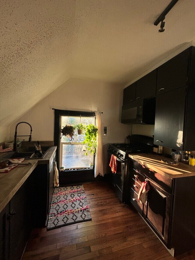 1841 1/2 Highland Ave unit 1841 Highland, Burlington, IA 52601 - photo 5