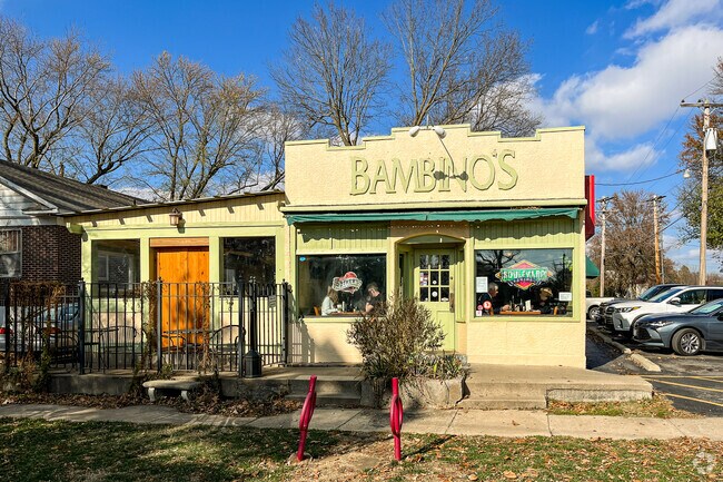 Phelps residents have easy access to many dining options.