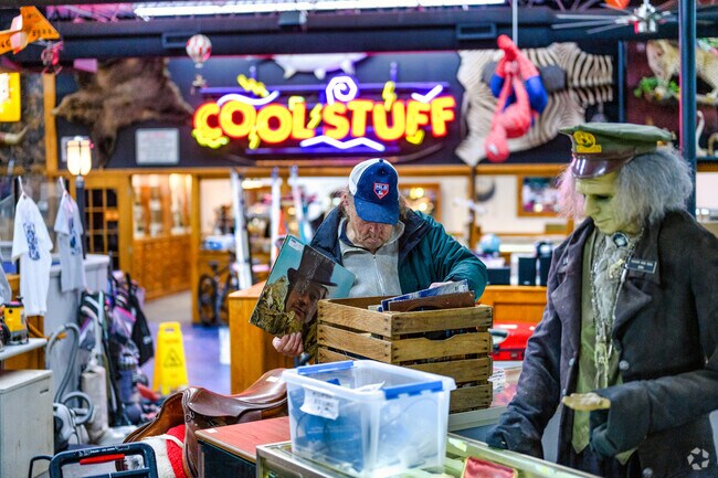 Dicker & Deal is a fun second hand store located in Clifford Park.