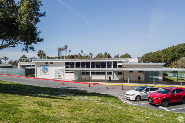 Front view of Seaside Elementary School in Torrance, CA.