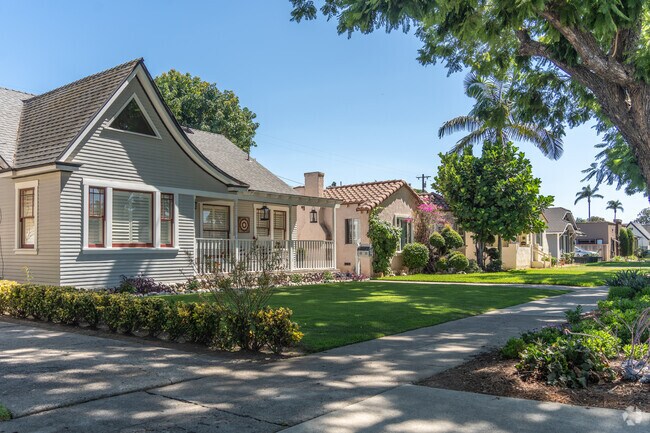 Saddleback View boasts elegant ranch-style homes with stunning architecture.