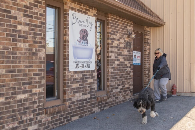 Brown Dog Pet Salon in Somonauk provides quality grooming in a friendly setting.