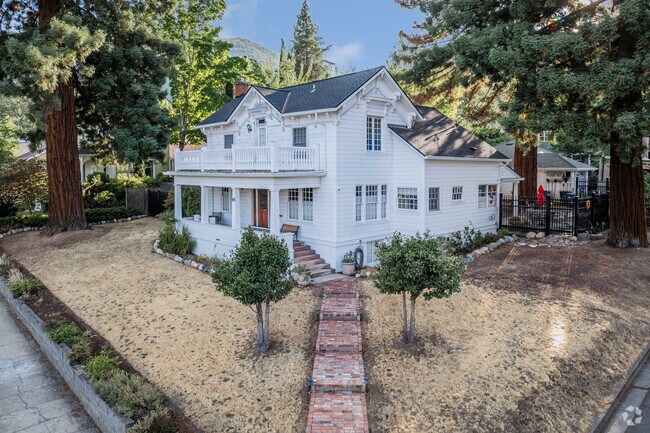 Large two story homes are common throughout Lithia Park.