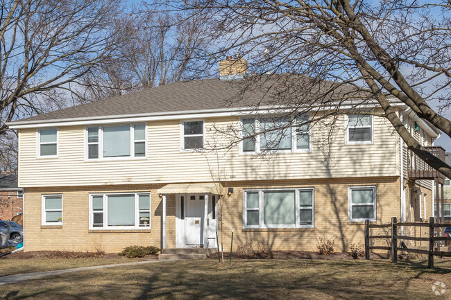 There are apartments in Meadowood.