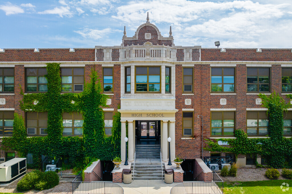 McHenry Community High School - Freshman Campus serves 9th graders with about 980 students.