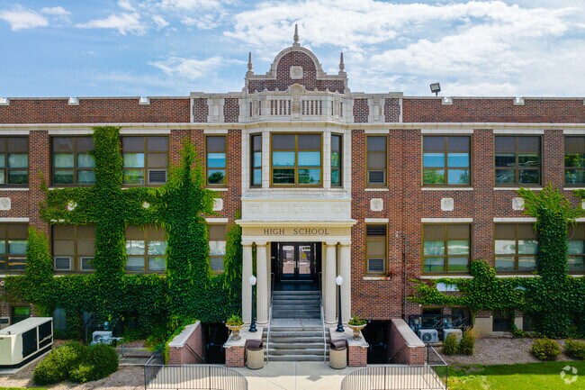 McHenry Community High School - Freshman Campus is a well rated school near Colby Point.