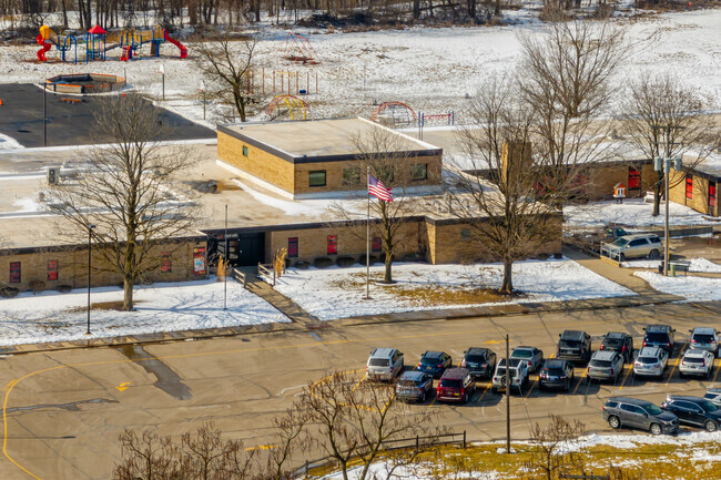 A looping drive makes pickups and drop-offs at Lincoln Elementary School easy.