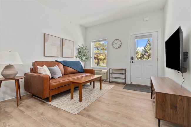 Fox Flats-Fully Furnished with Private Garage, Neenah, WI 54956 - photo 3