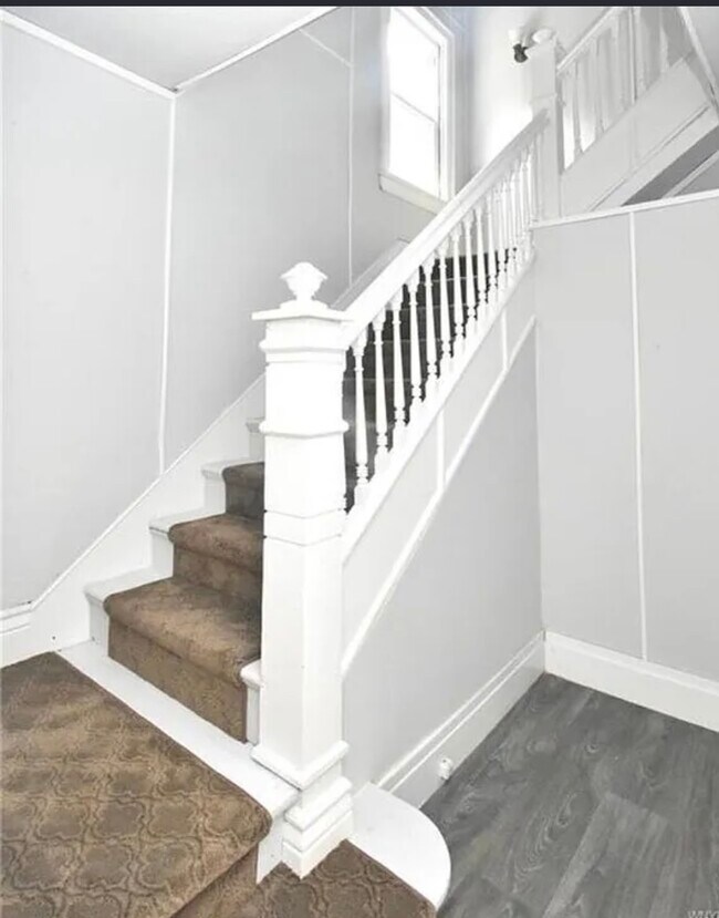 28 Red Jacket Pkwy unit 2, Buffalo, NY 14220 - photo 3