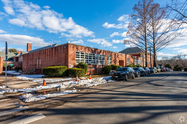 Maplewood Middle School serves Maplewood, NJ.