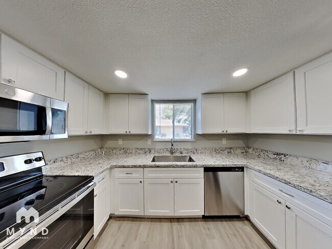 5817 W Robin Ln, Las Vegas, NV 89108 - photo 5