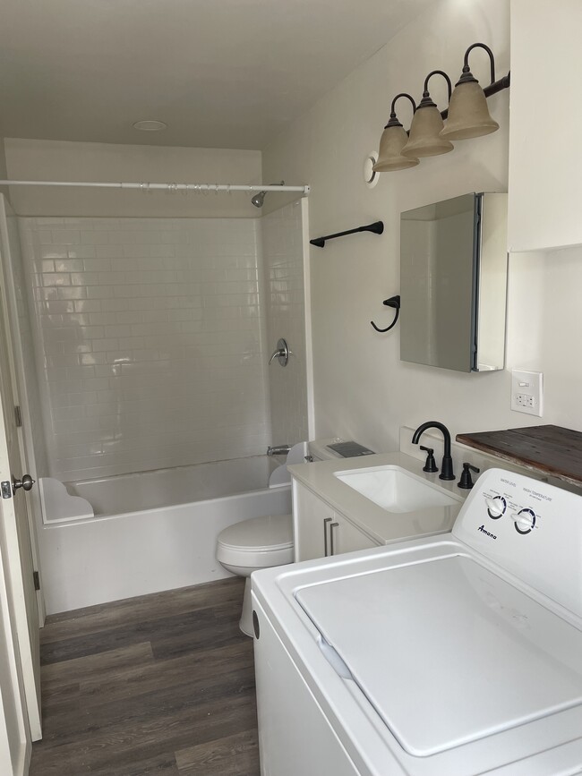 Full bathroom with shower/tub