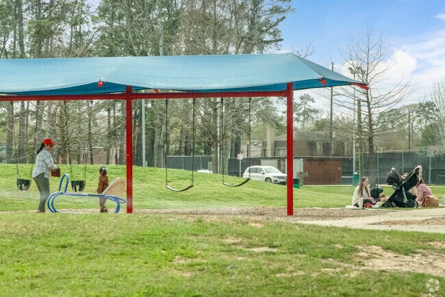 Gather your family to swing together at Rogers Park in Safe Sommerset.