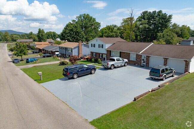 You can find many ranch, minimal traditional, and split level style homes in Edgewood-Summit.