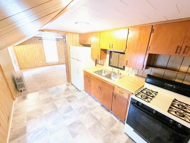 UPGRADES TO STAINLESS STOVE AND NEW FRIDGE NOT SHOWN IN IMAGES