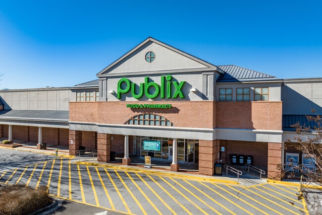 Publix is one of the popular options for the locals of Snellville to go grocery shopping at.