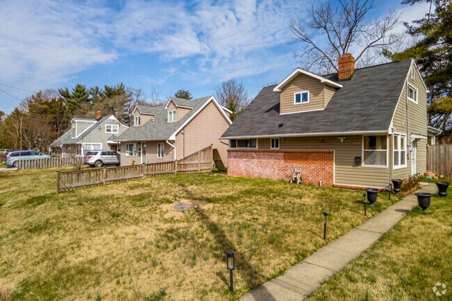 Unique Cape Cod Homes in Oakview with Spacious Front Yards