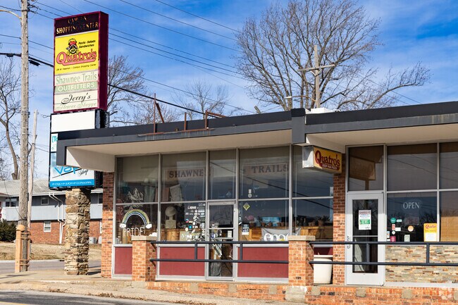 Savor deep-dish perfection at Quatro’s, a Carbondale favorite since 1975.