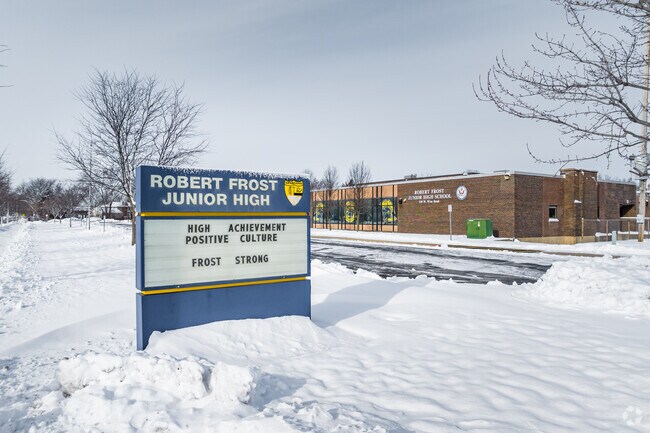 Robert Frost Junior High School is located in Schaumburg, IL.