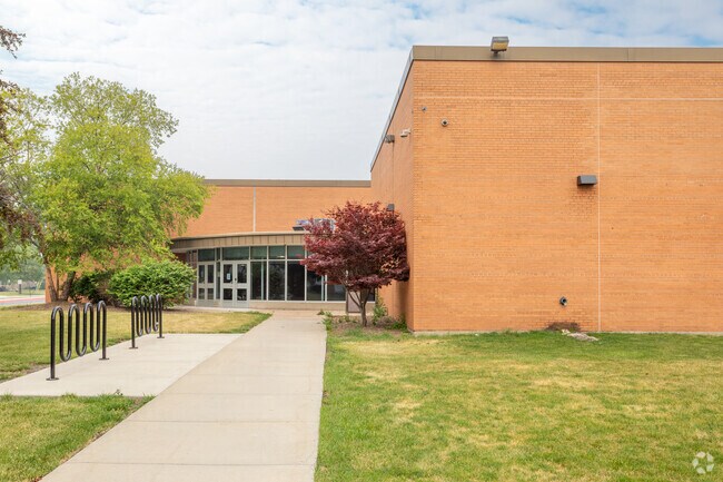 Liberty Junior High School has a student-teacher ratio of 17 to 1.