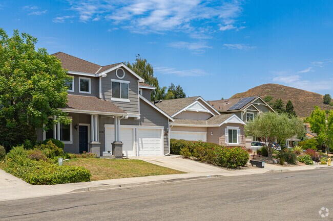 The homes of Islay have moderately sized front and back yards.