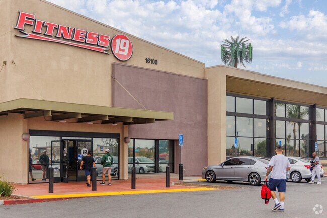 Fitness 19 is the local gym in the Bethune neighborhood.