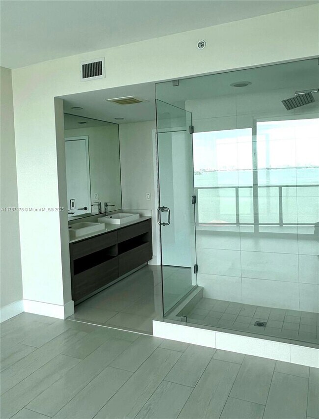 Icon Bay unit 1606, Miami, FL 33137 - photo 7