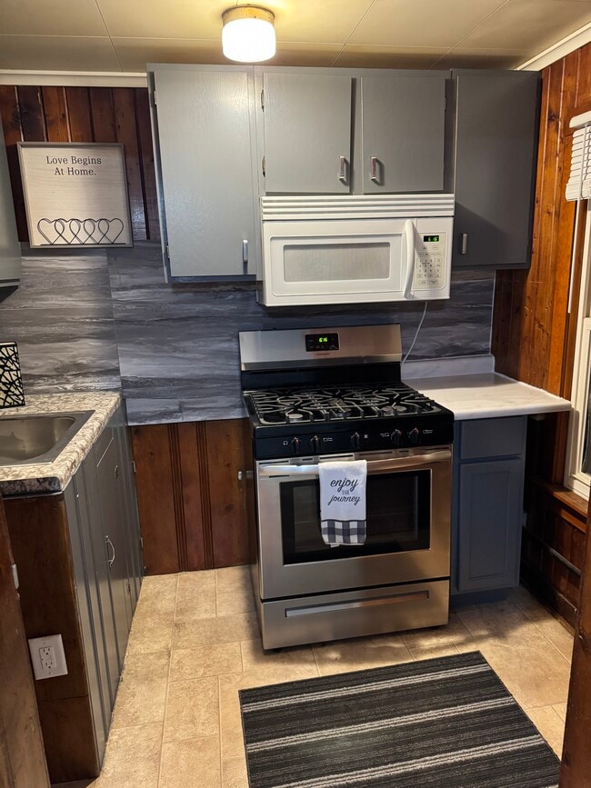 618 Leonard Ave unit Upper, Dekalb, IL 60115 - photo 6