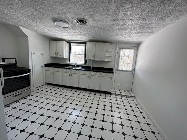 14 Thill St unit 2nd floor, West Haven, CT 06516 - photo 2