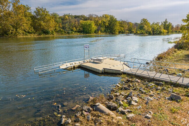 South River Street Park offers access to boating, canoeing & kayaking on the Fox River.
