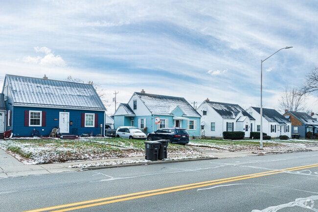 Single-story ranch houses are common in Lincoln Park.