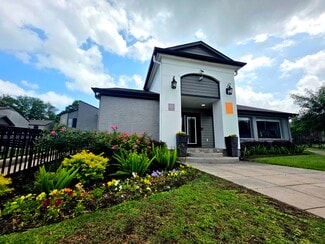1110 El Camino Village Dr, Houston, TX 77058