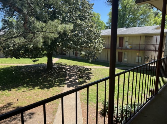 888 Kerr Ave unit 10, Memphis, TN 38106 - photo 3