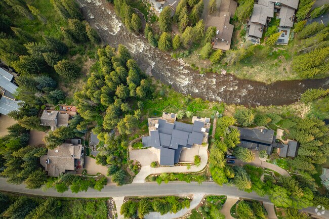39.	Modern and Mansion Homes 5
From tucked-away retreats to showstopping estates, modern homes in Vail, Colorado reflect the town’s balance of innovation and natural inspiration—every window framing the Rockies like a living painting.