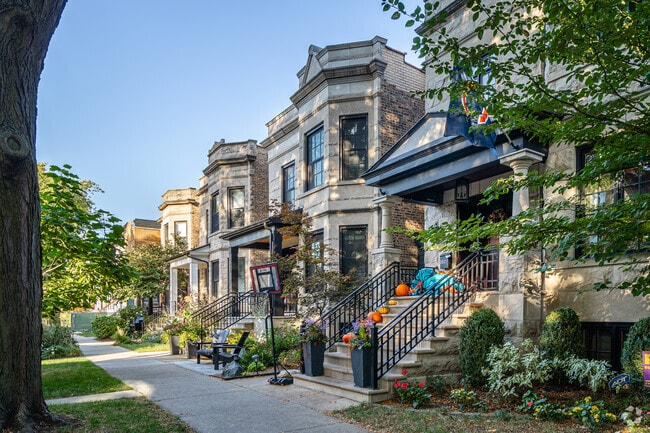 There are many Chicago greystones in Saint Ben's.