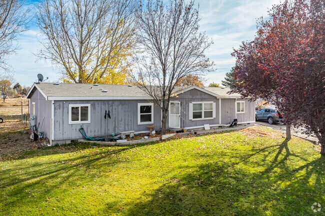 Kimberly offers spacious single-family homes with ranch-style and modern designs.