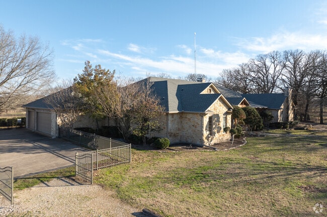 The large estates on the outskirts of Greenville add to the area’s charm.