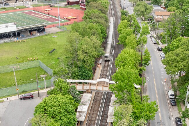 Residents of Oakwood can hop on the Staten Island Railroad for easy travel in Staten Island.
